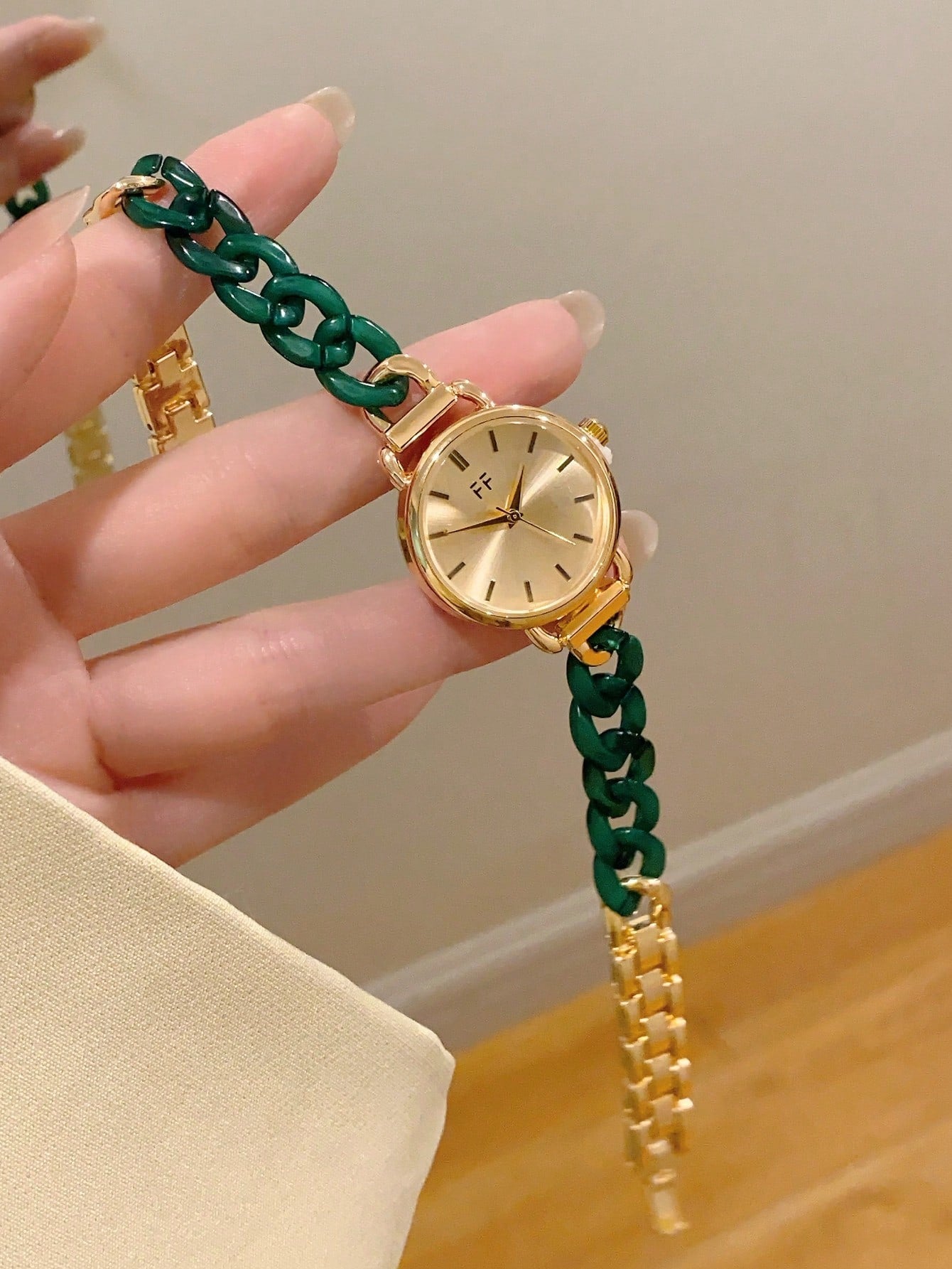 1pc Women's Gold Alloy Asymmetrical Bracelet Watch, Fashion Arabic Numeral Dial, Quartz Movement, Adjustable Strap, Suitable For Daily Decoration And Holiday Gifts