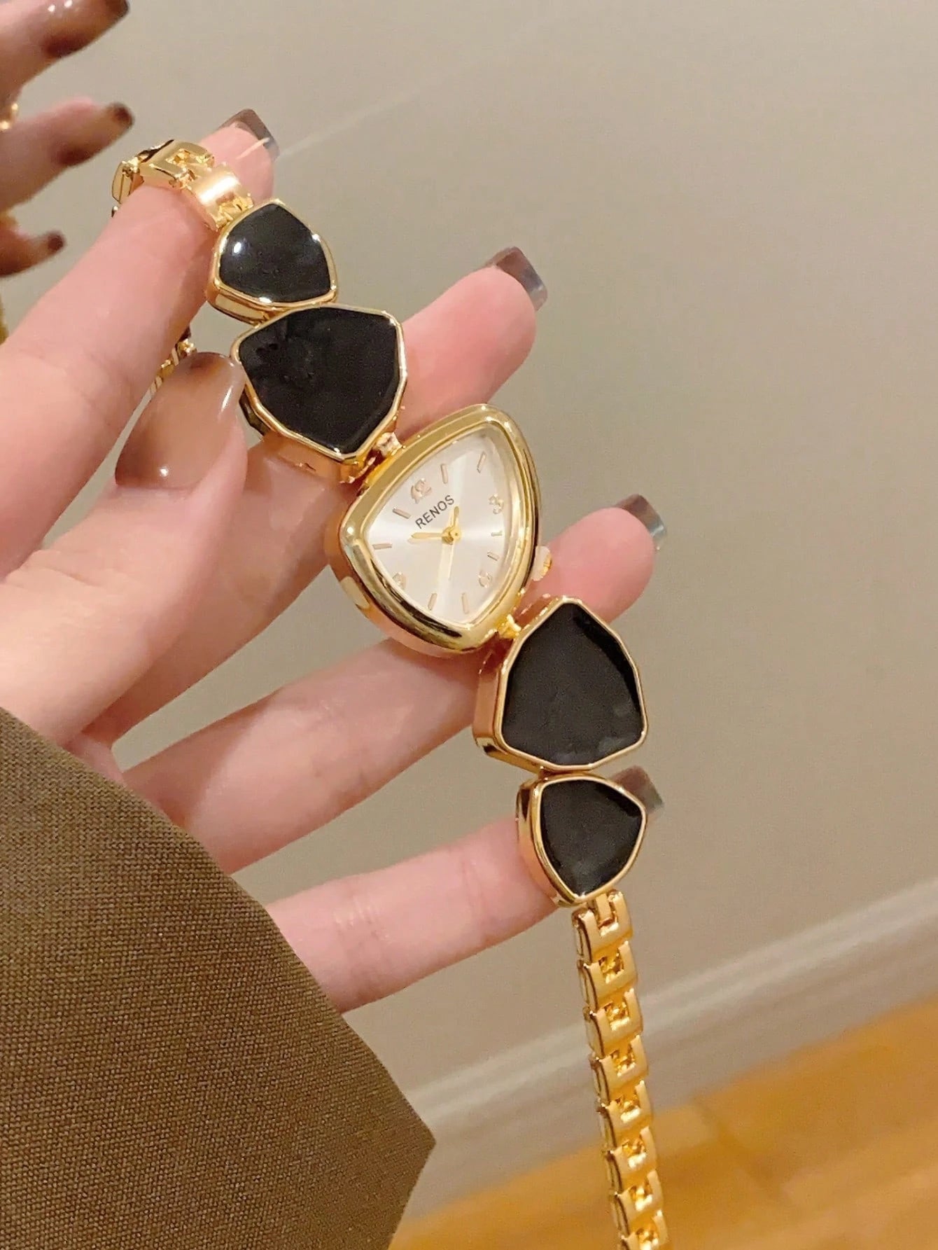 1pc Women's Gold Alloy Asymmetrical Bracelet Watch, Fashion Arabic Numeral Dial, Quartz Movement, Adjustable Strap, Suitable For Daily Decoration And Holiday Gifts
