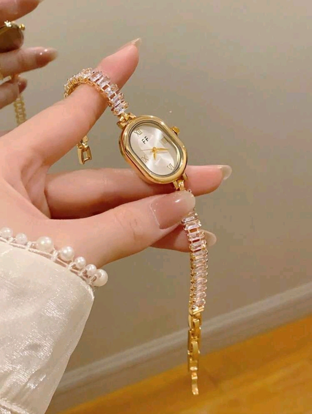1pc Women's Gold Alloy Asymmetrical Bracelet Watch, Fashion Arabic Numeral Dial, Quartz Movement, Adjustable Strap, Suitable For Daily Decoration And Holiday Gifts