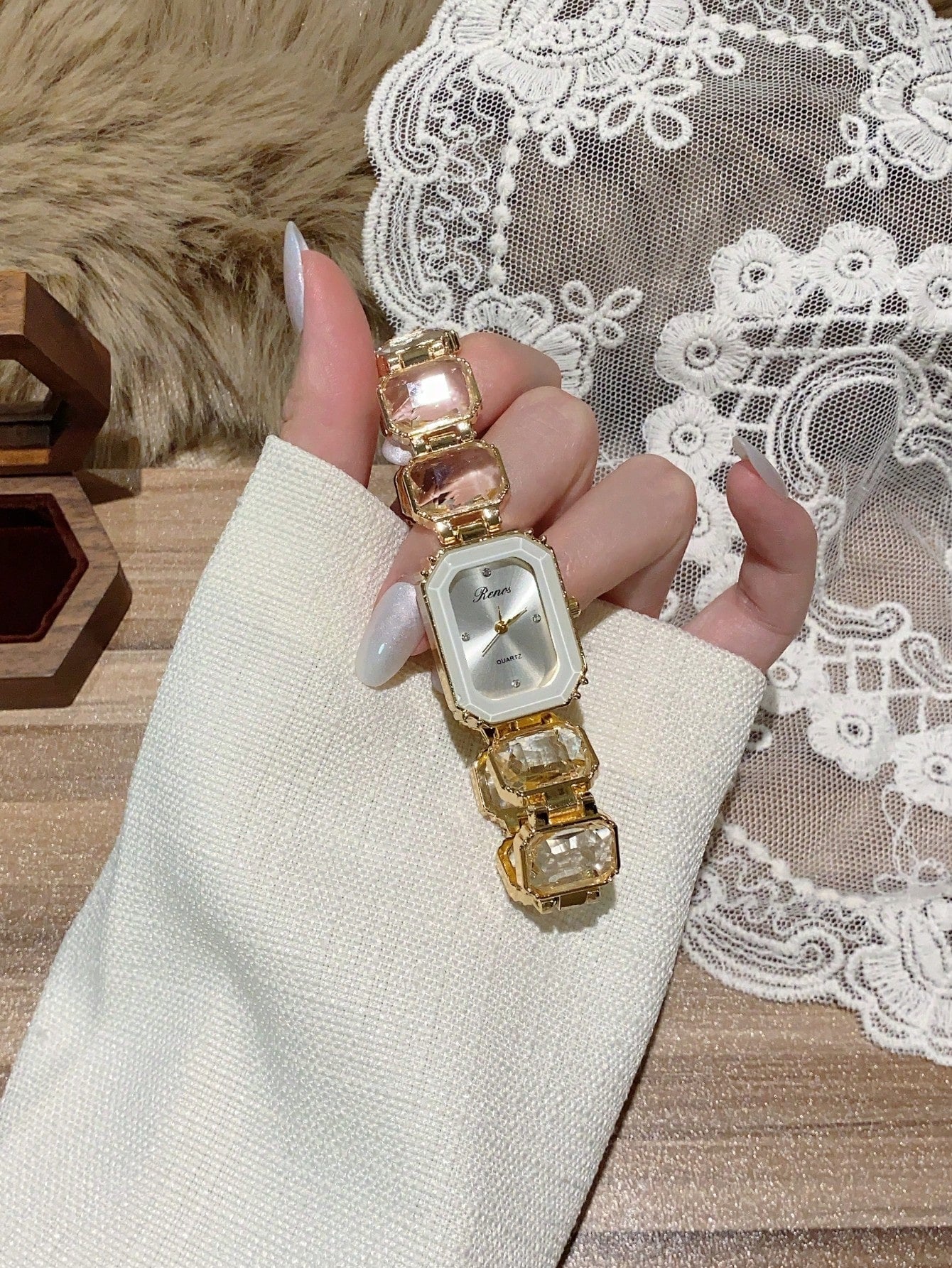 1pc Women's Gold Alloy Asymmetrical Bracelet Watch, Fashion Arabic Numeral Dial, Quartz Movement, Adjustable Strap, Suitable For Daily Decoration And Holiday Gifts