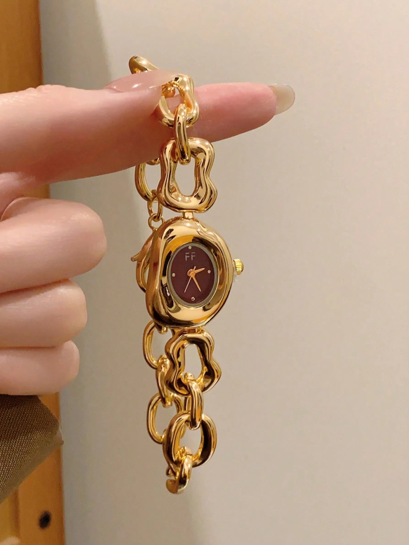 1pc Women's Gold Alloy Asymmetrical Bracelet Watch, Fashion Arabic Numeral Dial, Quartz Movement, Adjustable Strap, Suitable For Daily Decoration And Holiday Gifts