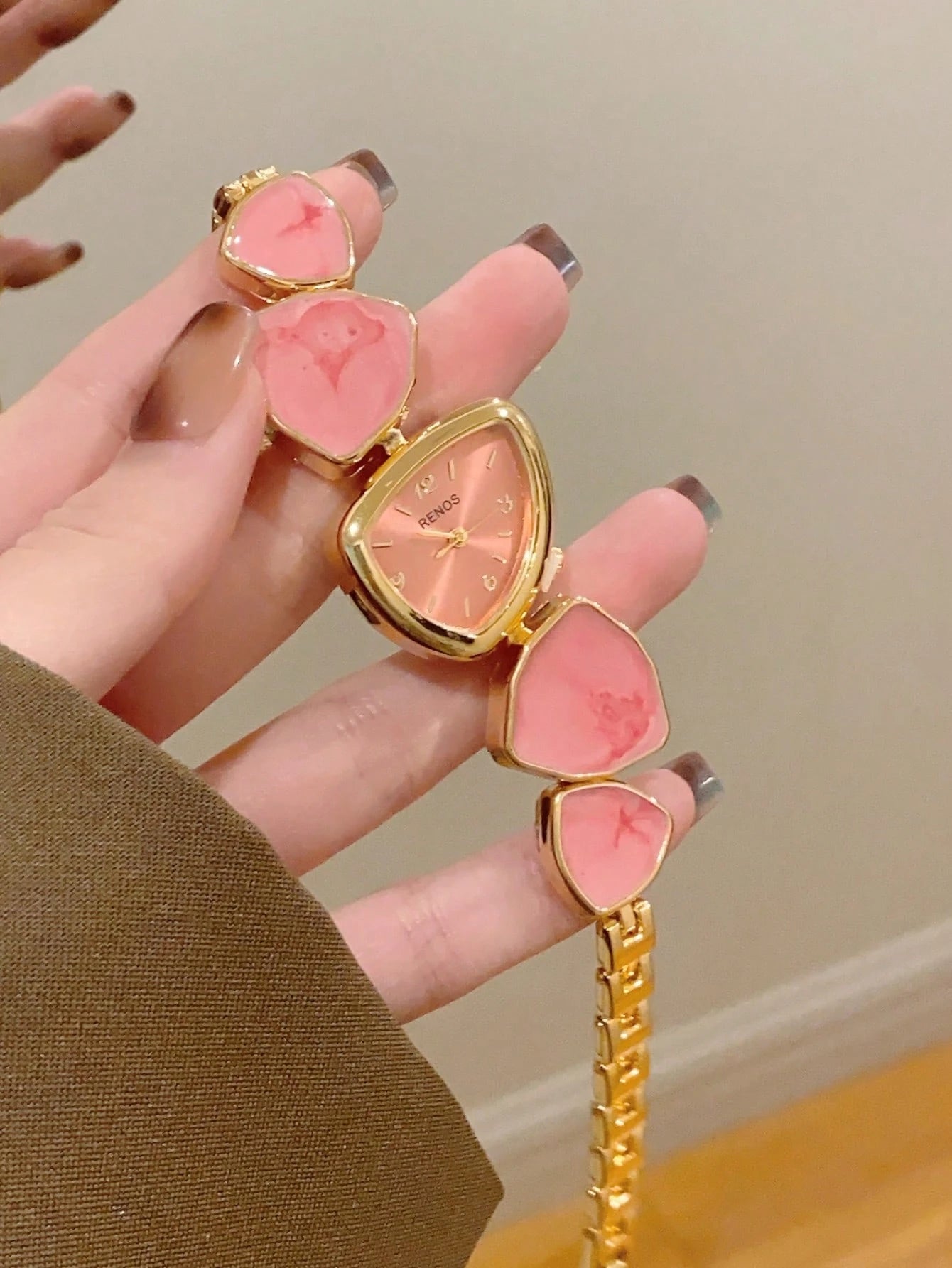 1pc Women's Gold Alloy Asymmetrical Bracelet Watch, Fashion Arabic Numeral Dial, Quartz Movement, Adjustable Strap, Suitable For Daily Decoration And Holiday Gifts