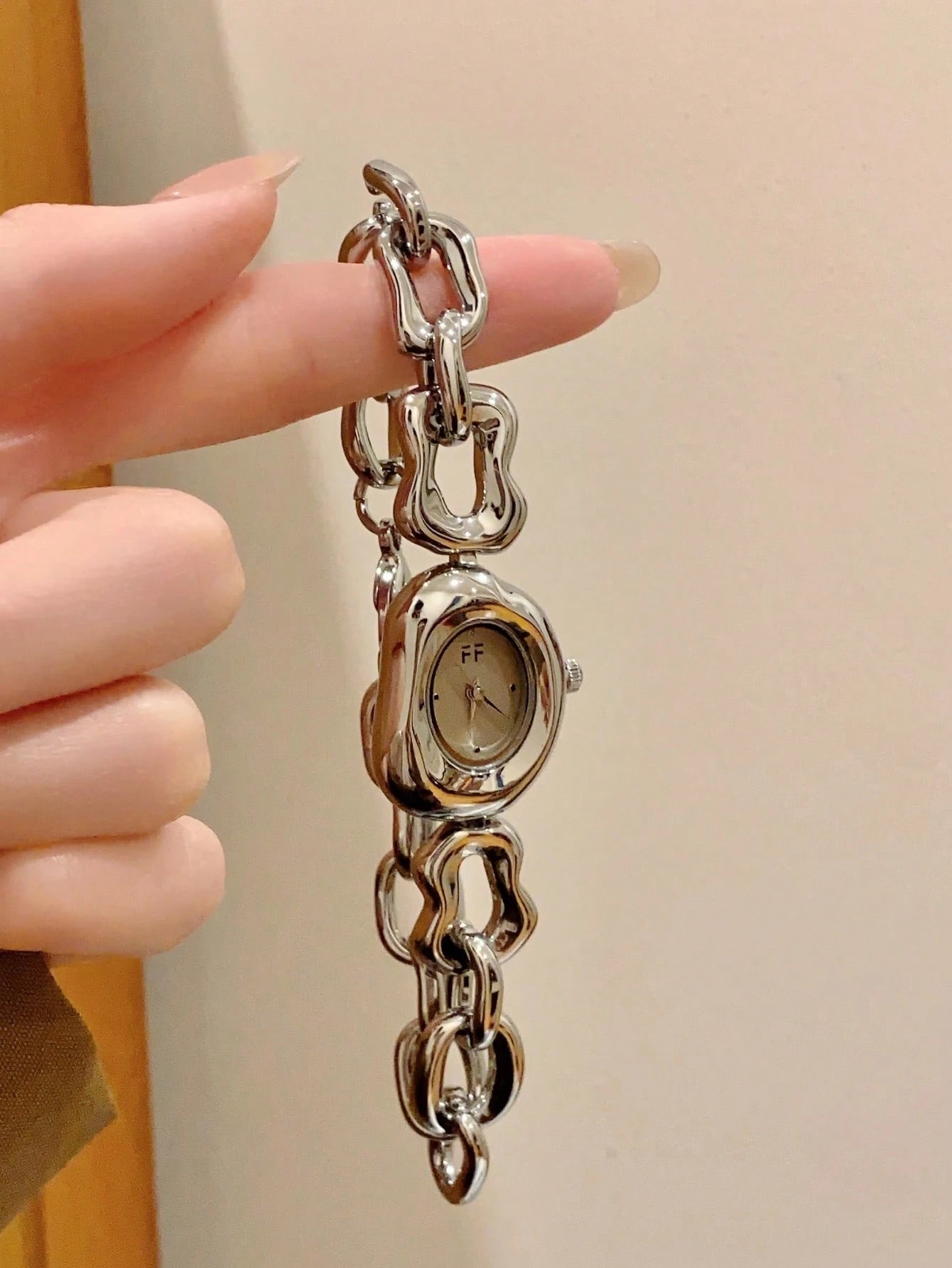 1pc Women's Gold Alloy Asymmetrical Bracelet Watch, Fashion Arabic Numeral Dial, Quartz Movement, Adjustable Strap, Suitable For Daily Decoration And Holiday Gifts