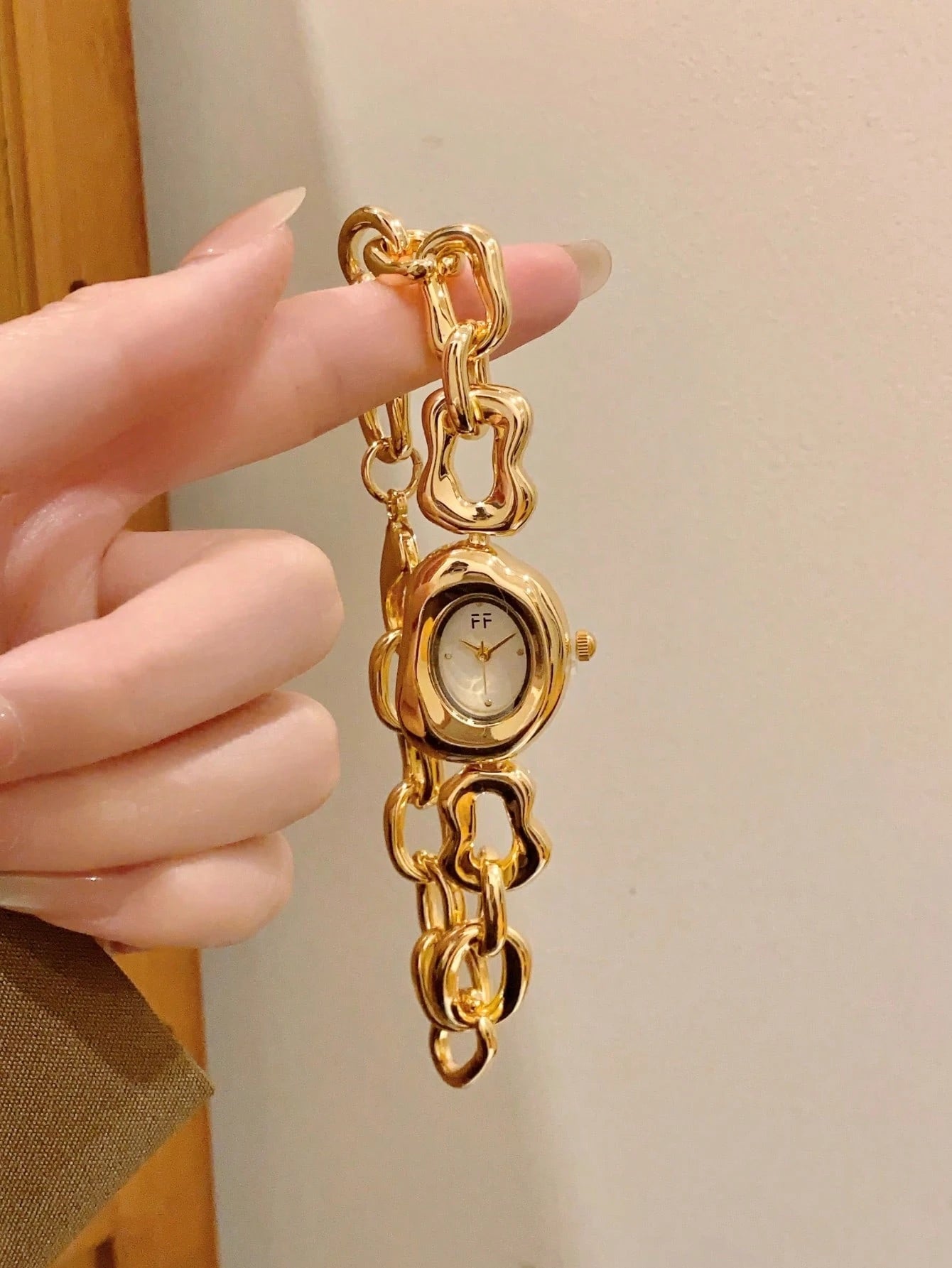1pc Women's Gold Alloy Asymmetrical Bracelet Watch, Fashion Arabic Numeral Dial, Quartz Movement, Adjustable Strap, Suitable For Daily Decoration And Holiday Gifts