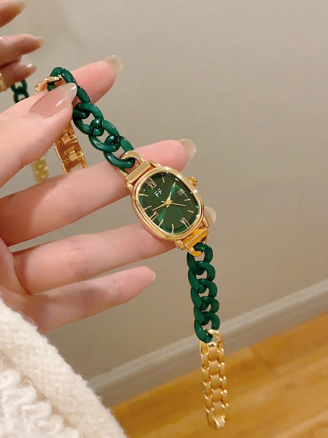 1pc Women's Gold Alloy Asymmetrical Bracelet Watch, Fashion Arabic Numeral Dial, Quartz Movement, Adjustable Strap, Suitable For Daily Decoration And Holiday Gifts