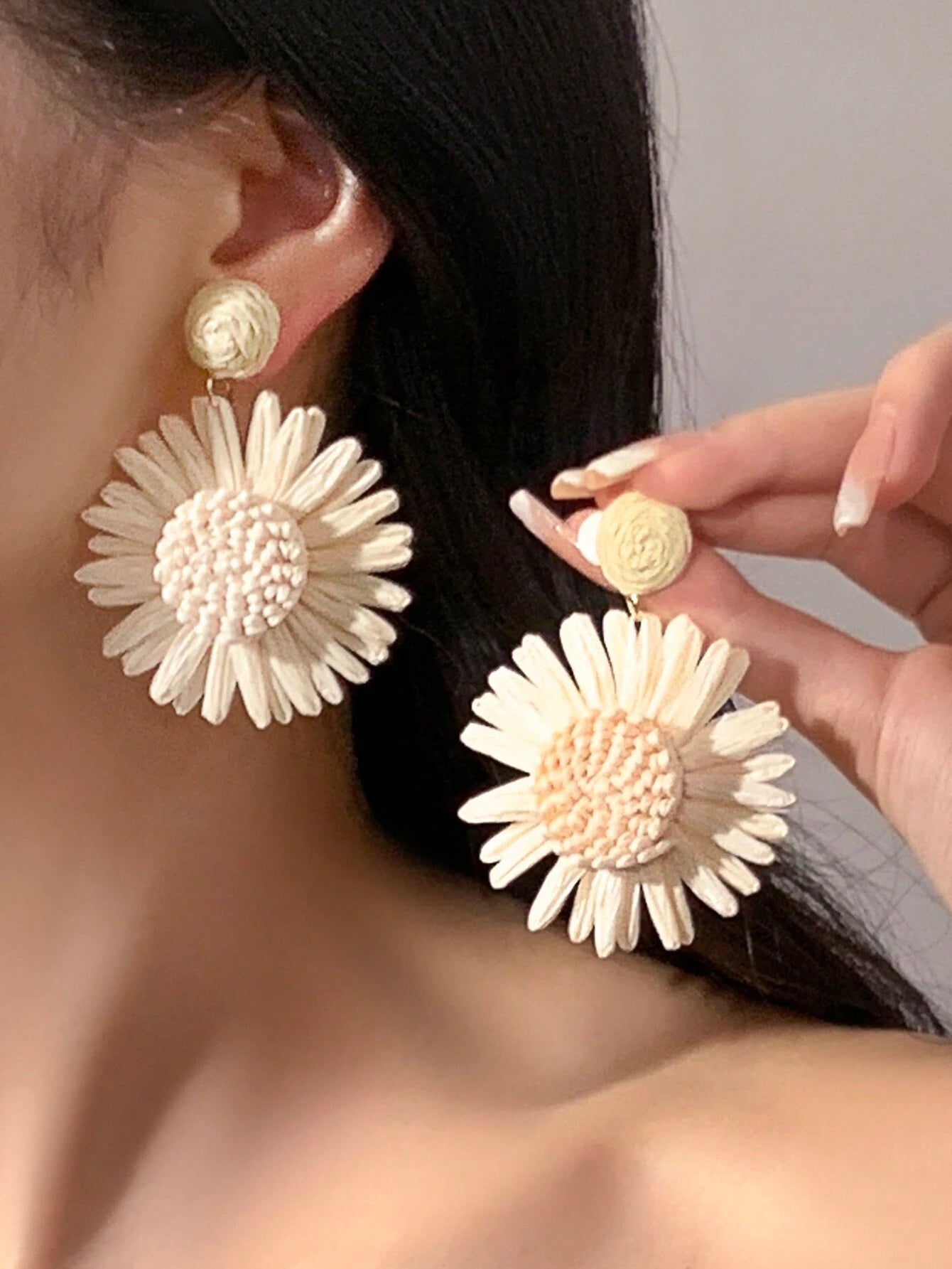 1 Pair Fashionable Raffia Large Flower Earrings, Beach Resort Jewelry, Bridal Hanging Earrings For Women