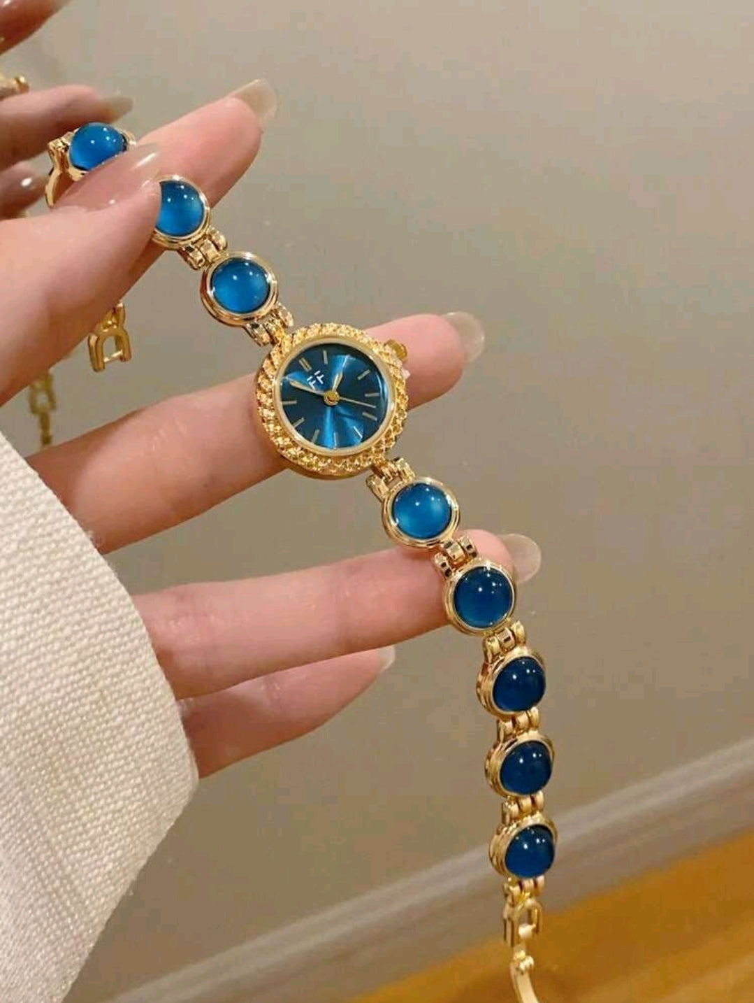 1pc Women's Gold Alloy Asymmetrical Bracelet Watch, Fashion Arabic Numeral Dial, Quartz Movement, Adjustable Strap, Suitable For Daily Decoration And Holiday Gifts