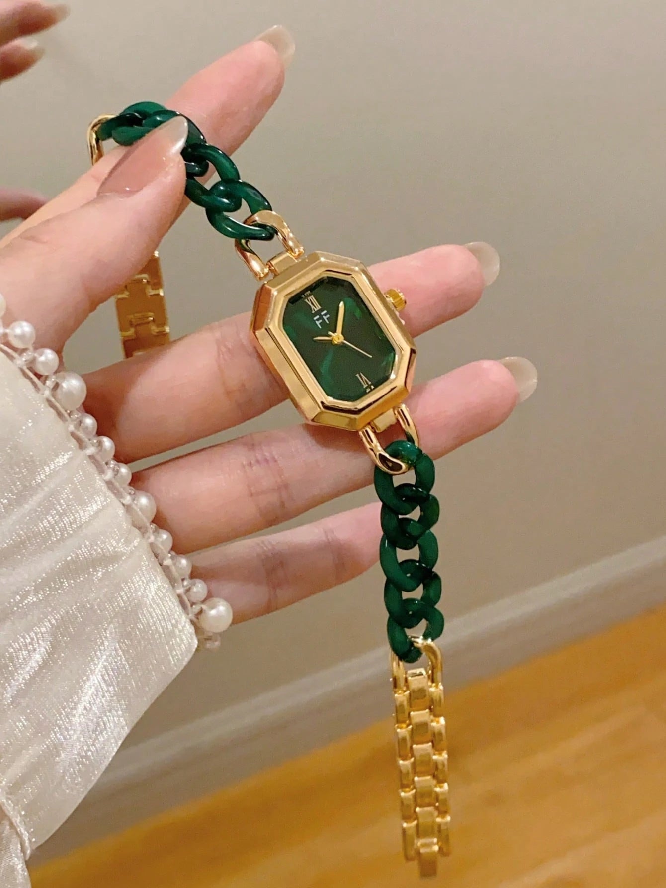 1pc Women's Gold Alloy Asymmetrical Bracelet Watch, Fashion Arabic Numeral Dial, Quartz Movement, Adjustable Strap, Suitable For Daily Decoration And Holiday Gifts