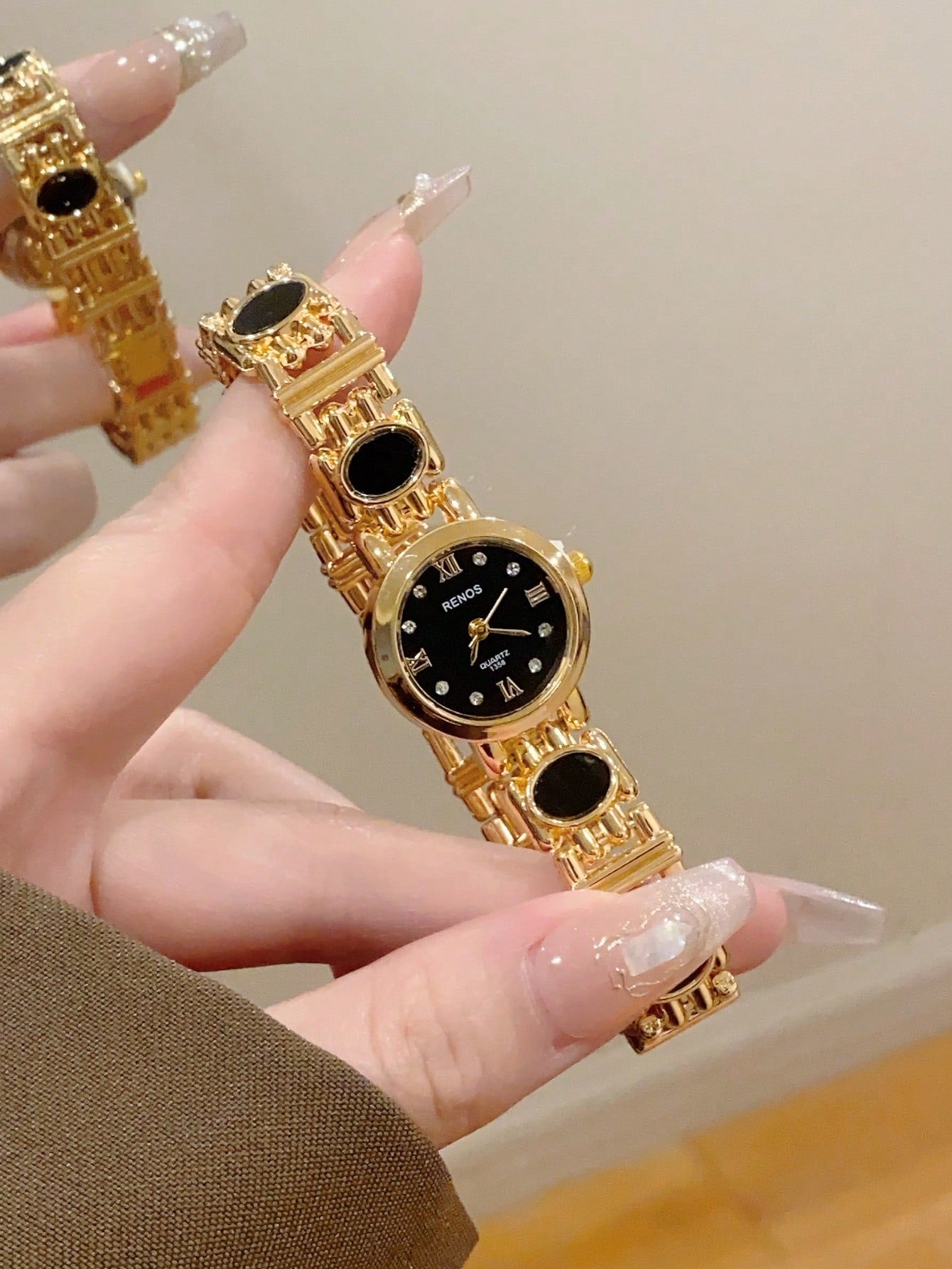1pc Women's Gold Alloy Asymmetrical Bracelet Watch, Fashion Arabic Numeral Dial, Quartz Movement, Adjustable Strap, Suitable For Daily Decoration And Holiday Gifts