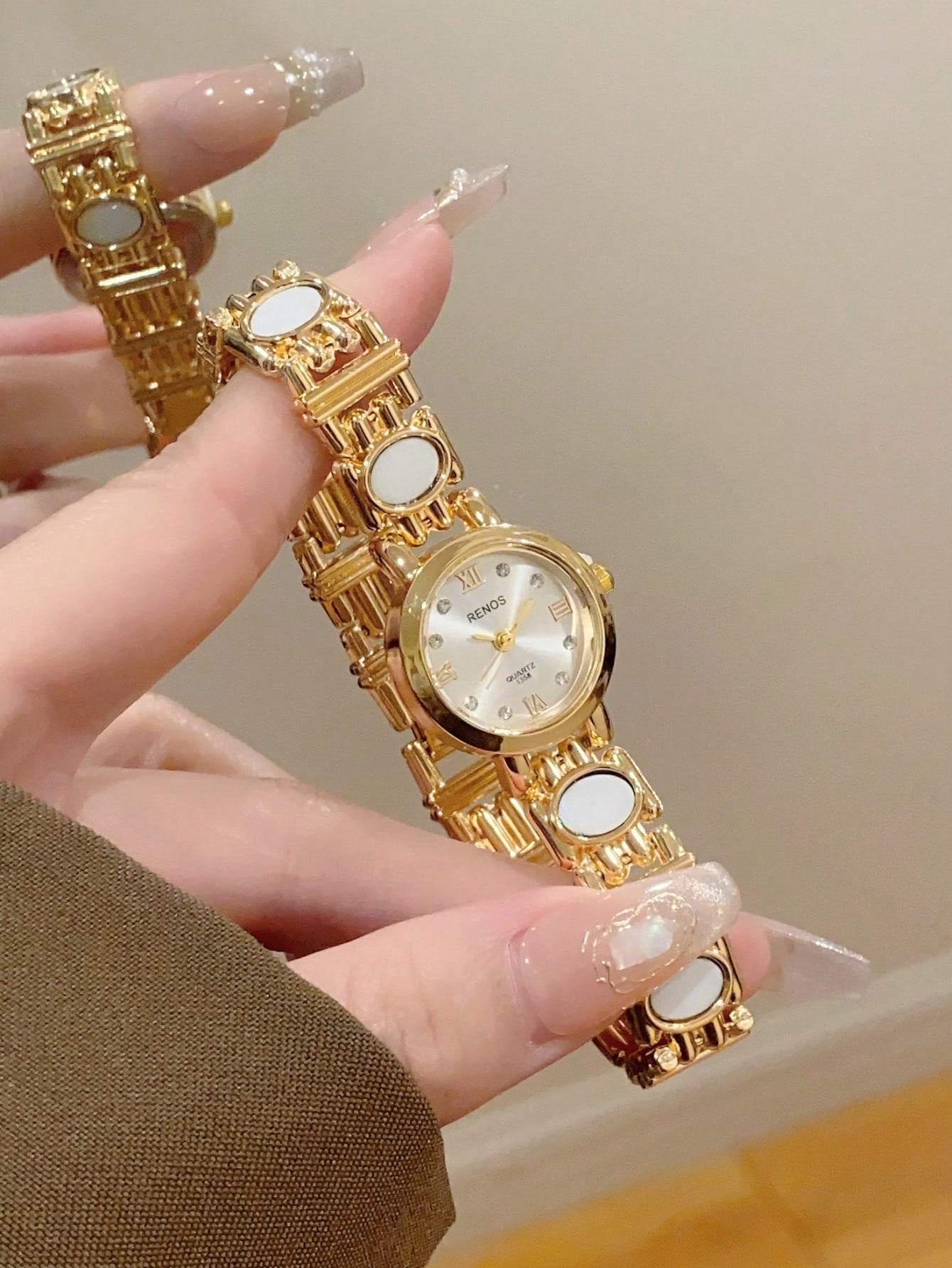 1pc Women's Gold Alloy Asymmetrical Bracelet Watch, Fashion Arabic Numeral Dial, Quartz Movement, Adjustable Strap, Suitable For Daily Decoration And Holiday Gifts