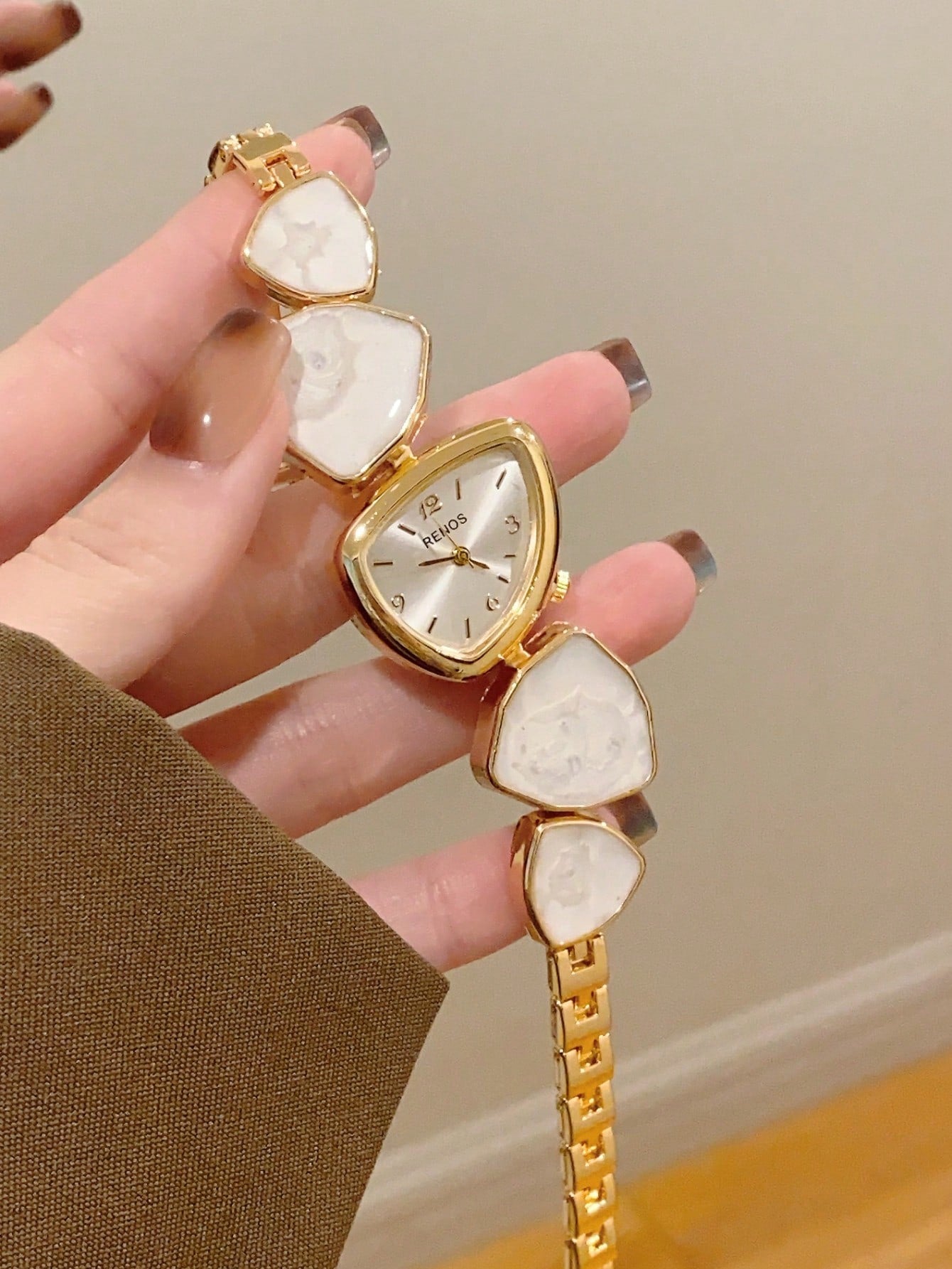 1pc Women's Gold Alloy Asymmetrical Bracelet Watch, Fashion Arabic Numeral Dial, Quartz Movement, Adjustable Strap, Suitable For Daily Decoration And Holiday Gifts