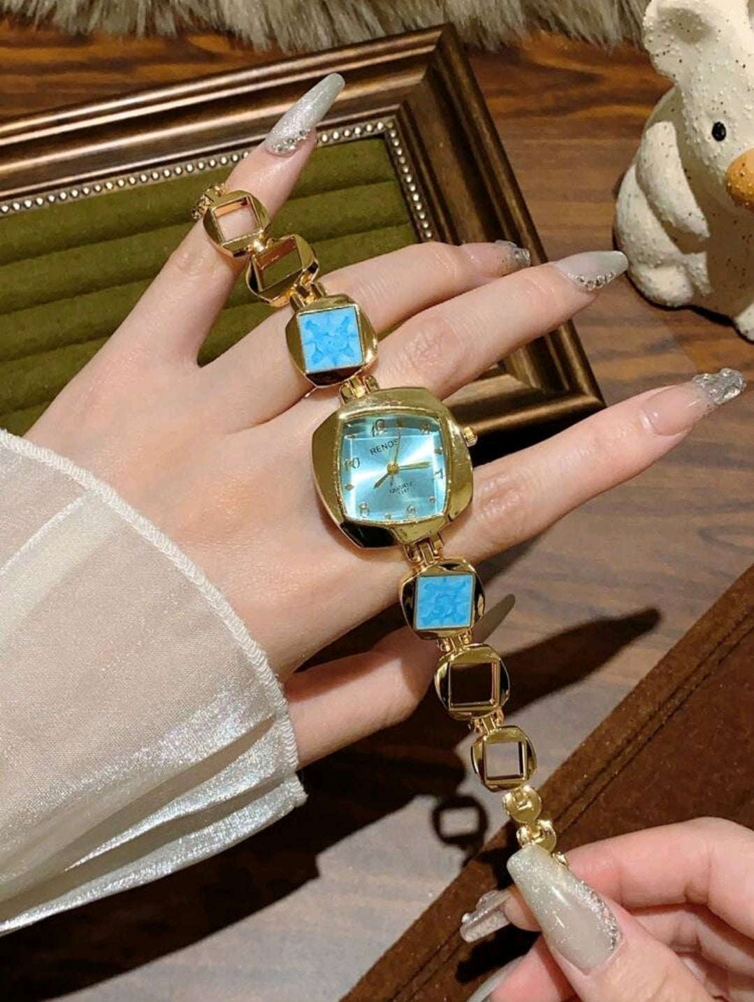 1pc Women's Gold Alloy Asymmetrical Bracelet Watch, Fashion Arabic Numeral Dial, Quartz Movement, Adjustable Strap, Suitable For Daily Decoration And Holiday Gifts