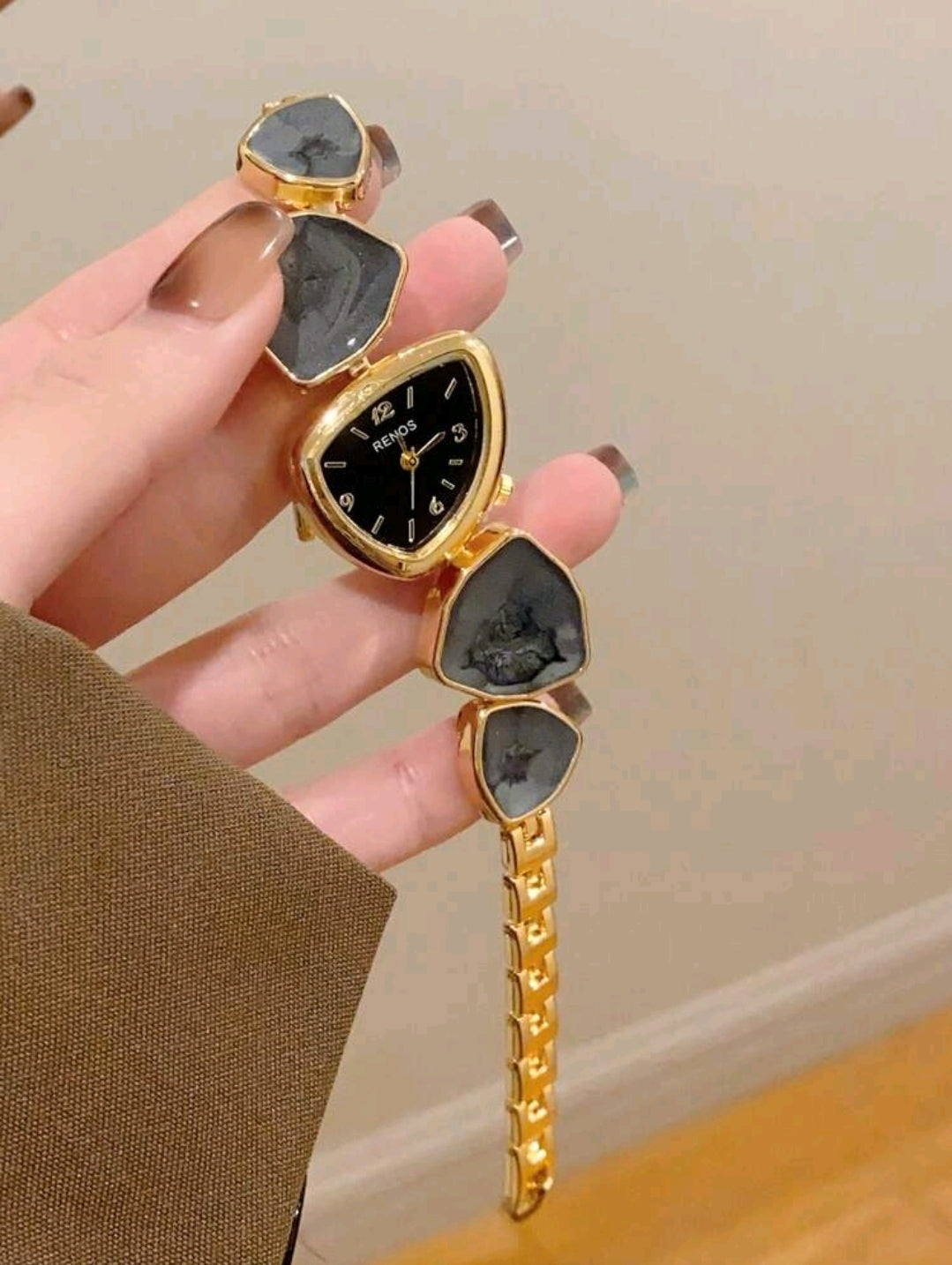 1pc Women's Gold Alloy Asymmetrical Bracelet Watch, Fashion Arabic Numeral Dial, Quartz Movement, Adjustable Strap, Suitable For Daily Decoration And Holiday Gifts