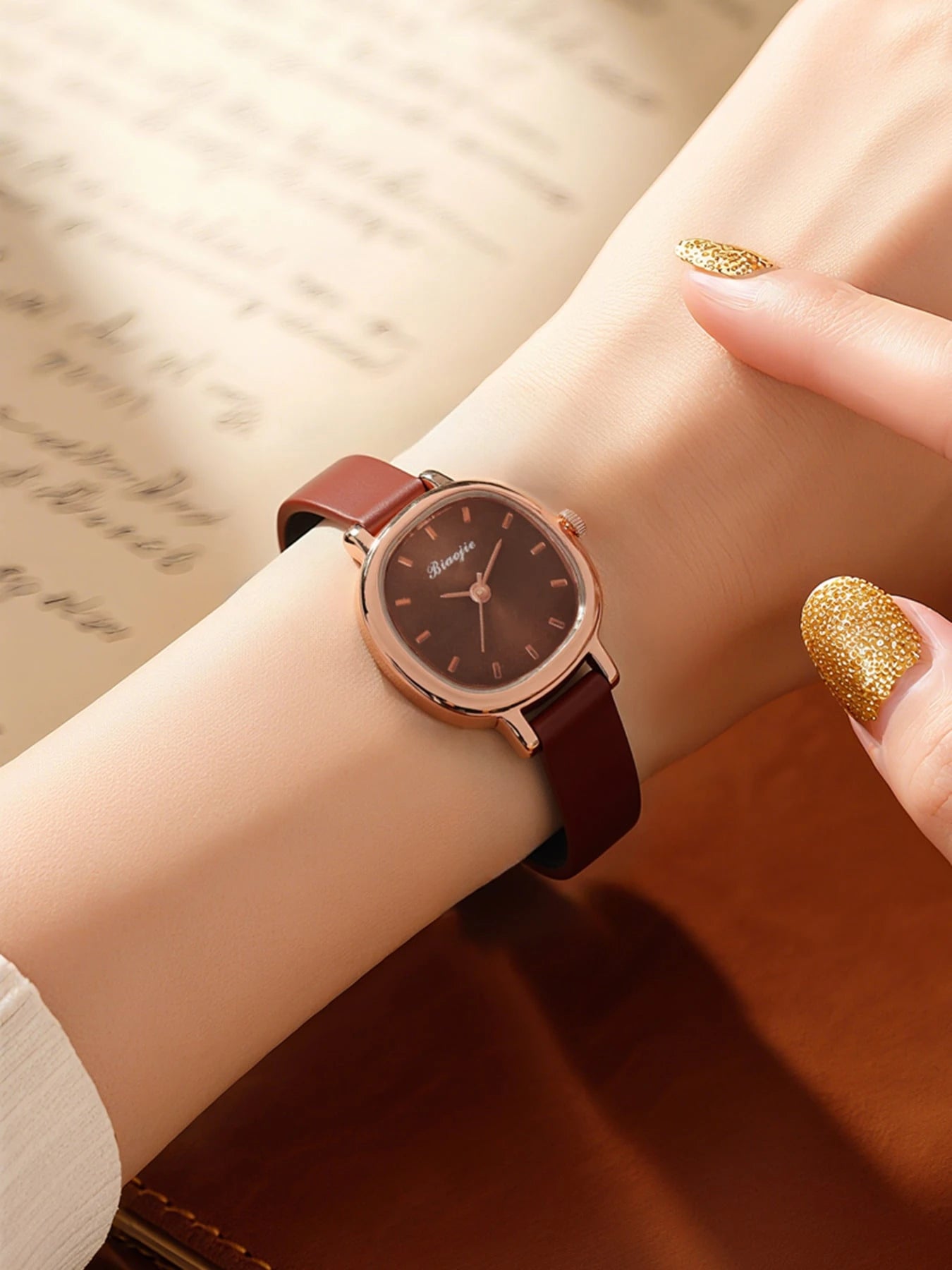 1pc Retro Vintage Women's Watch, High-Quality Student Style, Lightweight Luxury British Small Dial Quartz Watch For Ladies